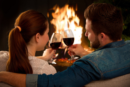 Weihnachtsurlaub Ehepaar vor dem Kamin